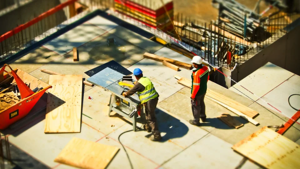 Project-based buying in construction: simplifying variable orders and delivery scheduling