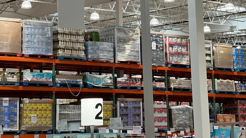Minimum order quantities, best-before dates, and seasonal lines: why food & beverage wholesalers need a smarter order system